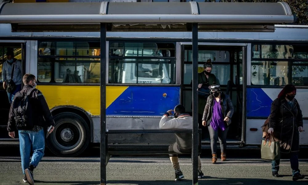 Κυψέλη: Οδηγός λεωφορείου κοιτούσε το κινητό και οδηγούσε με τους αγκώνες